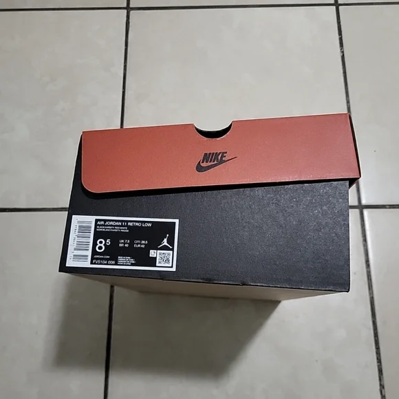 Empty Shoe Box - Picture 2 of 5